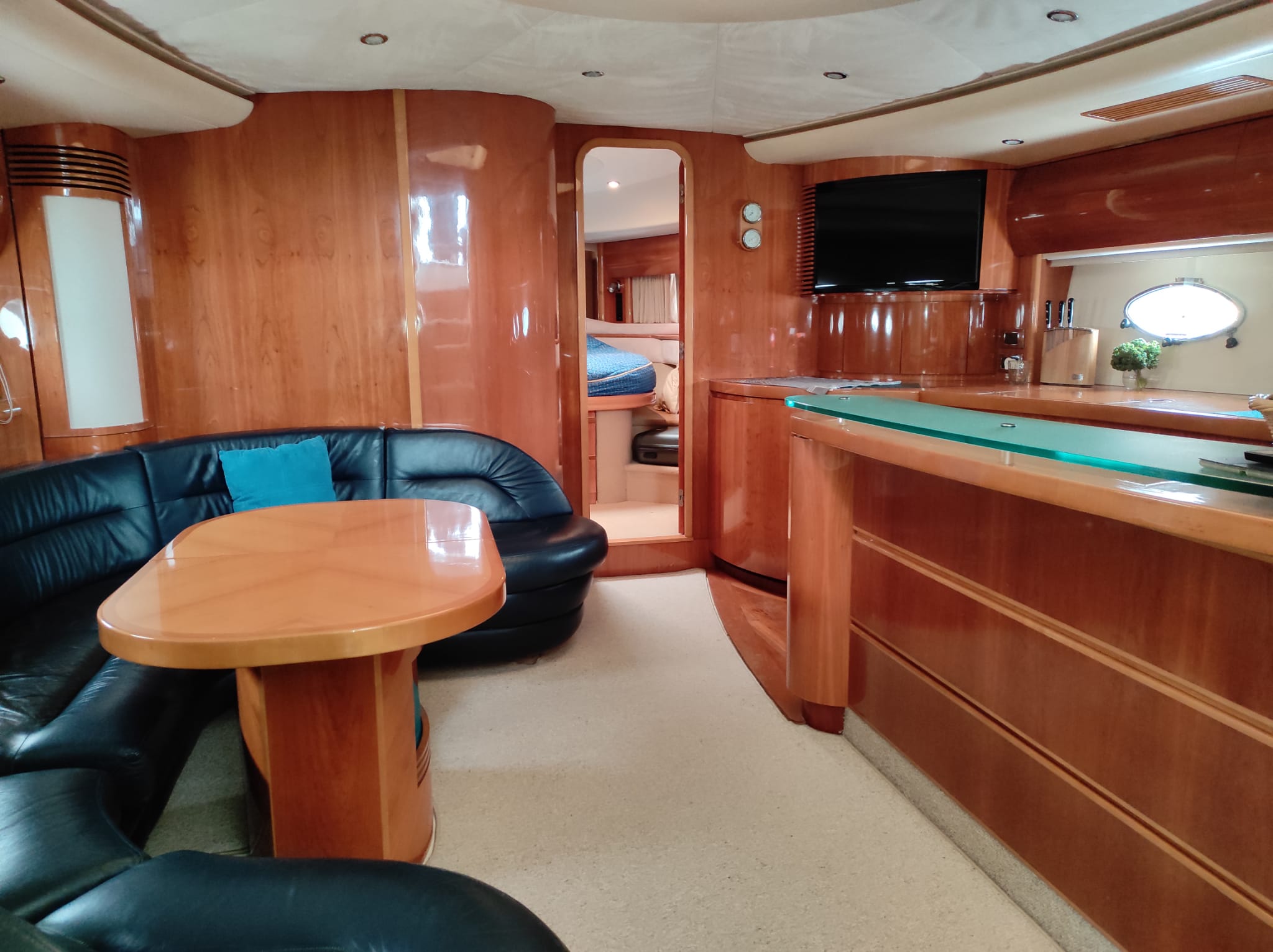 Location-V65_charter_A-boat
