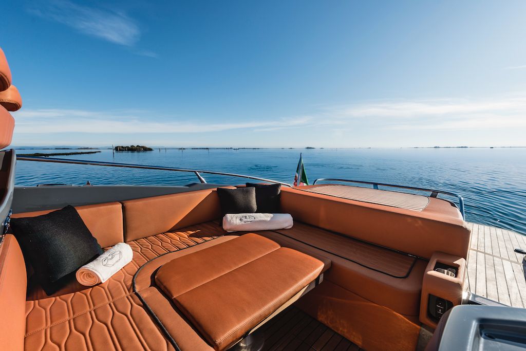 Cranchi_E30_cockpit_bed