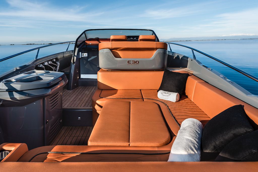 Cranchi_E30_cokpit_bed_back