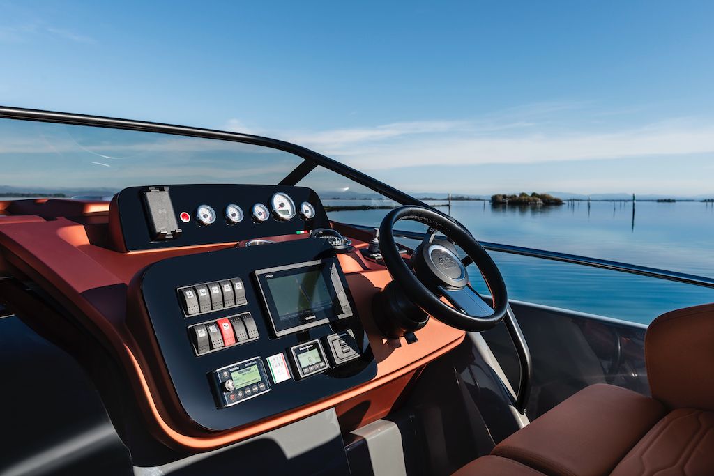 Cranchi_E30_pilot_console