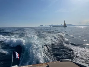 Location de bateau à Golfe-Juan avec vue mer vers Cannes sur la Côte d’Azur