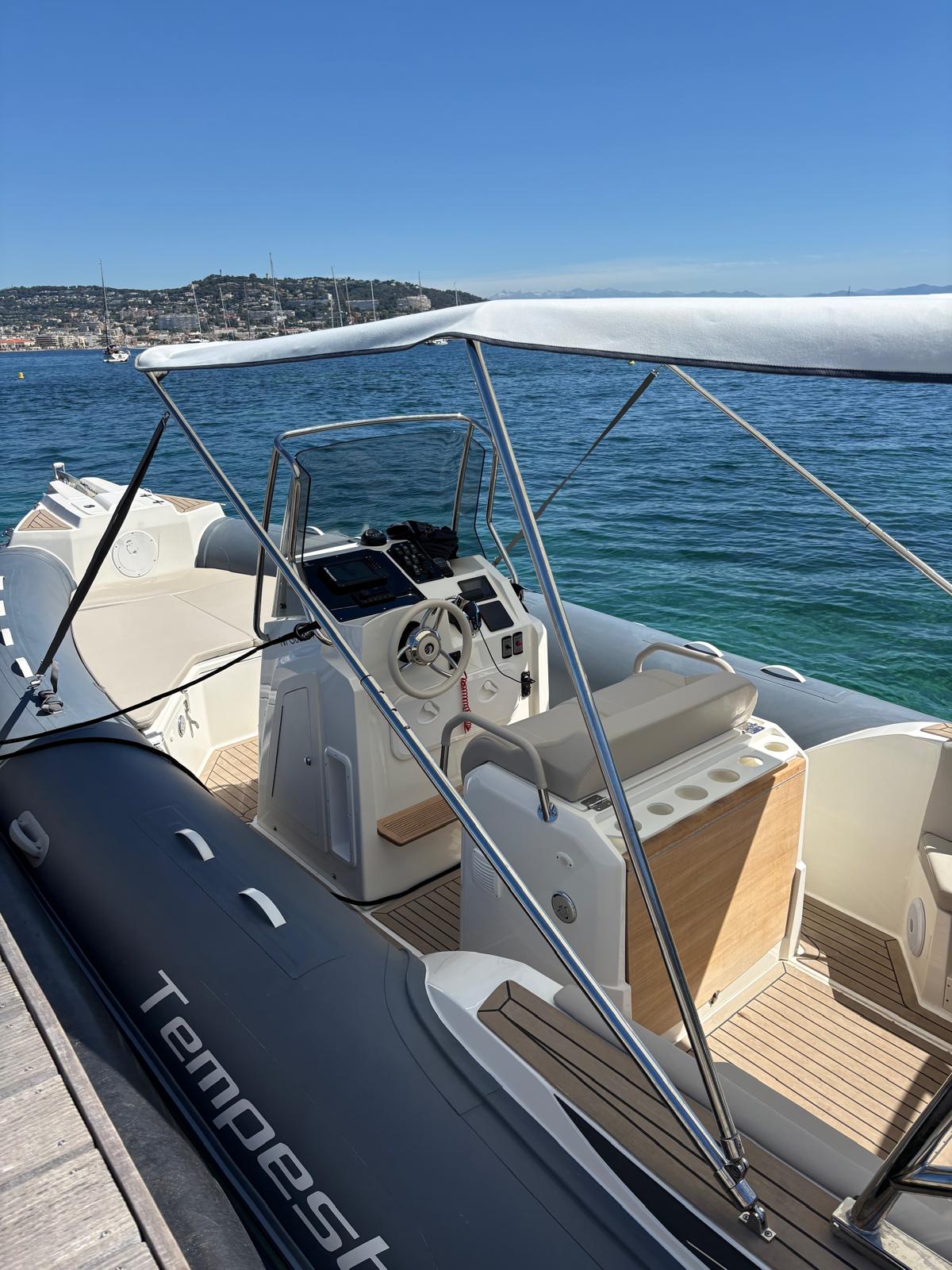 Capelli_Tempest_775_location-cannes-frenchriviera-front-cockpit
